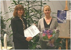 Prismodtager Nina Forss, til højre, modtager Nordisk Forskningspris til Alternativer til Dyreforsøg af Marianna Norring fra det finske Juliana von Wendts Fond.